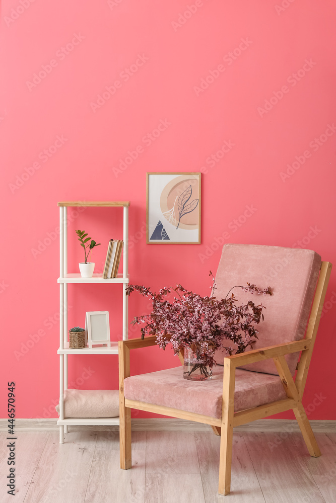 扶手椅上的花瓶和彩色墙壁附近的书架