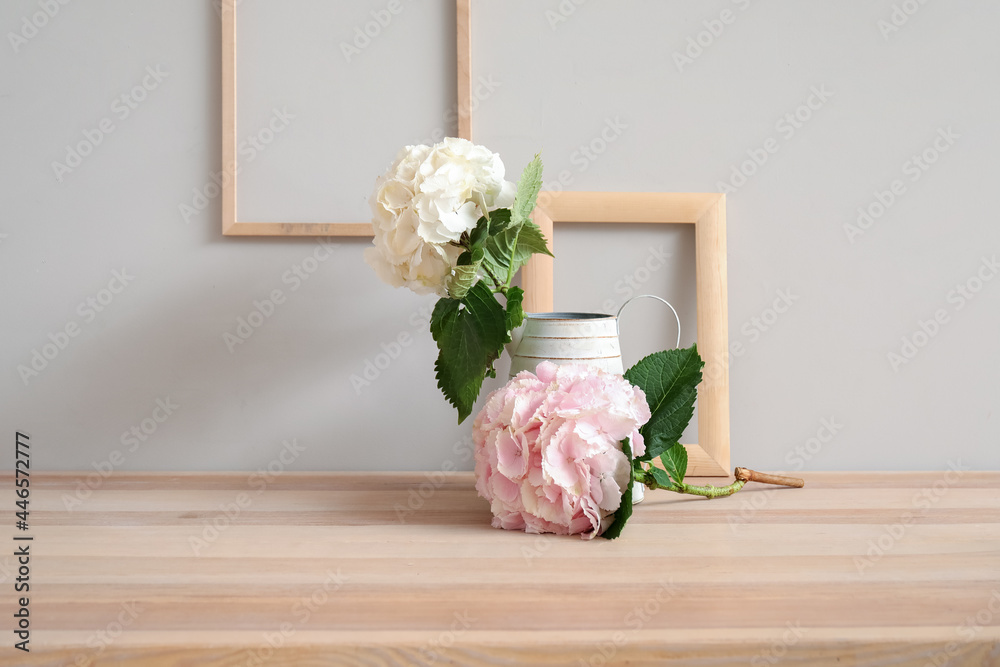 靠近灯光墙的桌子上放着漂亮的绣球花花瓶