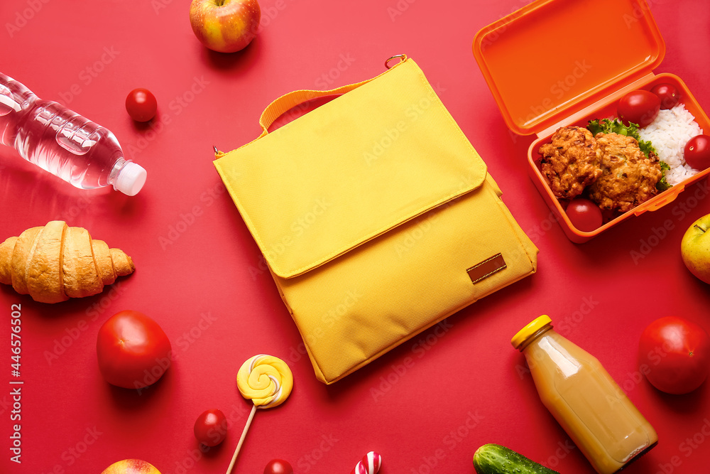 彩色背景的午餐盒袋和食物