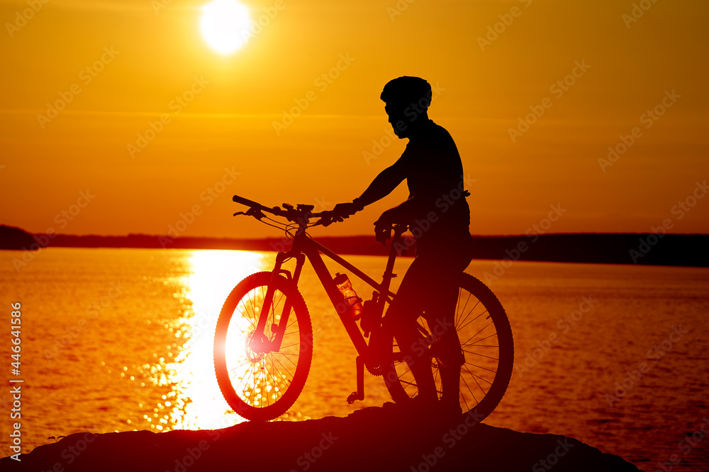 骑自行车的人的太阳背后的阴影。自行车运动员的剪影。