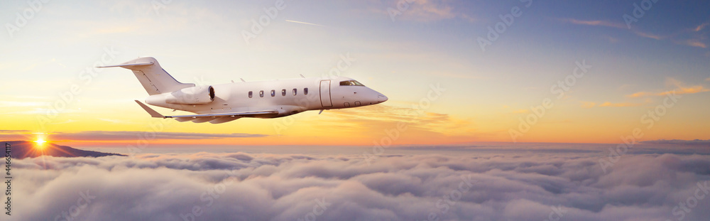 私人客机飞越云层