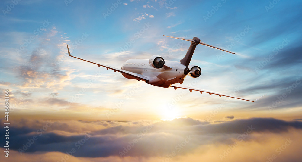 私人客机飞越云层