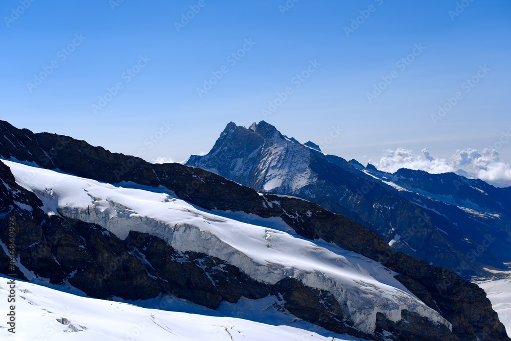 在一个阳光明媚的夏日，从少女峰看到美丽的冰川景观。照片拍摄于202年7月20日
