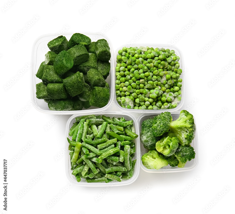 白底冷冻绿色蔬菜的容器