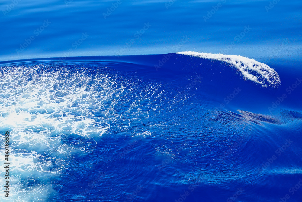 海平面平稳移动，产生层层涟漪。大自然是平静的，深邃的。