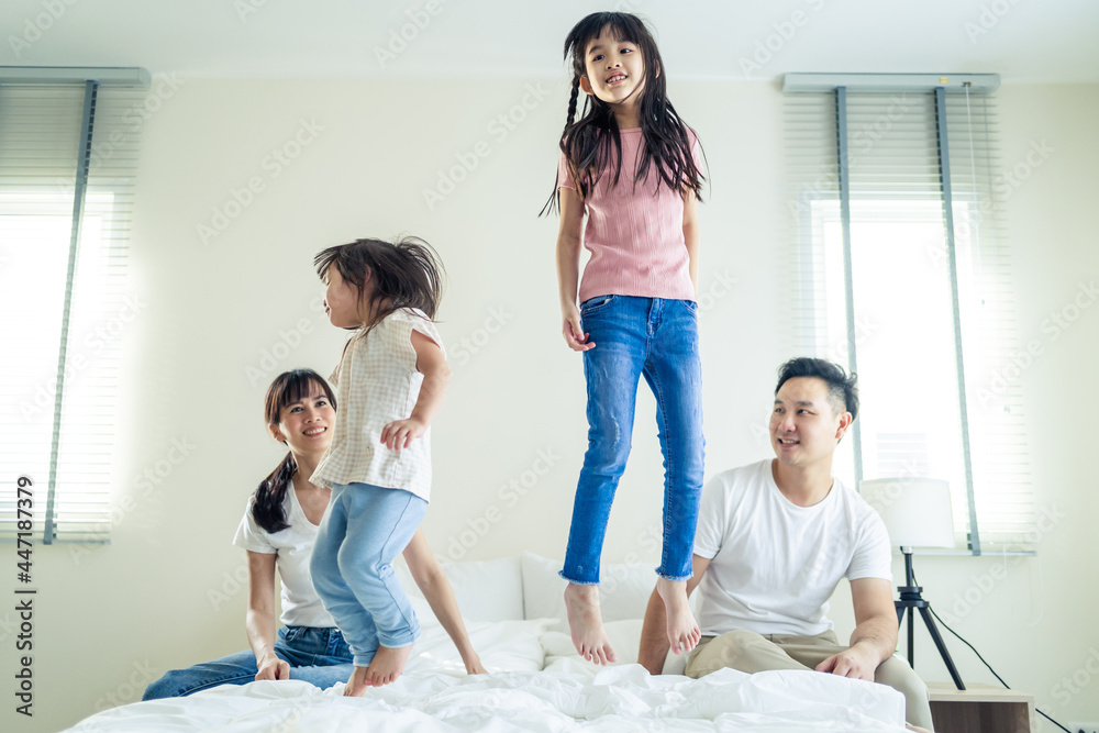亚洲有趣的家庭很高兴能在家里的床上共度时光。