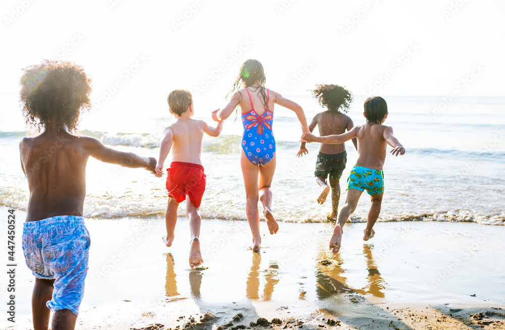 孩子们在海滩上跑步