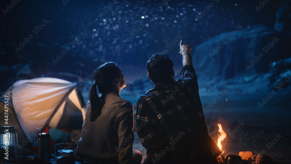 快乐情侣帐篷大峡谷露营，坐在篝火旁看夜空，银河满溢