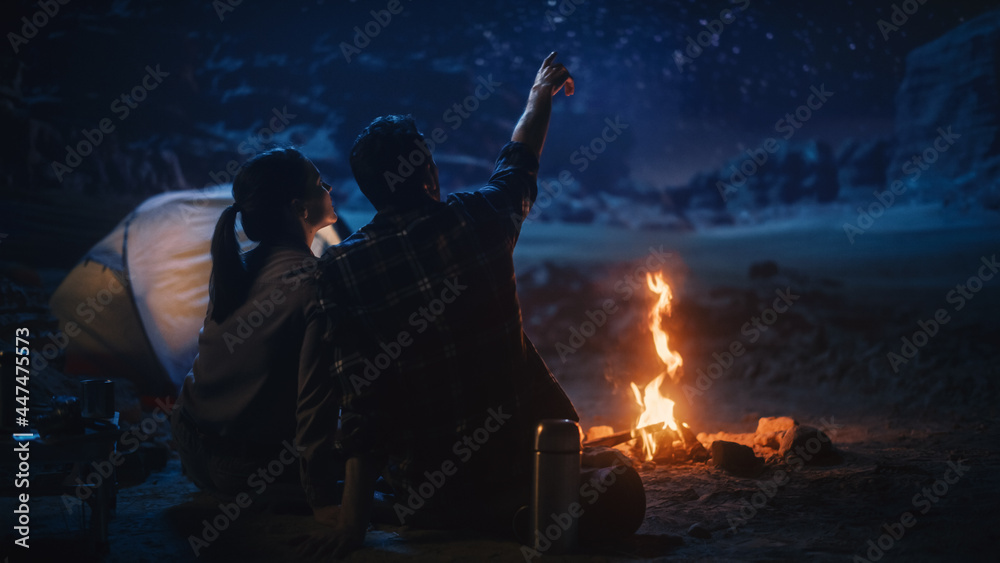 快乐情侣峡谷自然露营，坐在篝火旁与银河Ful一起看夜空