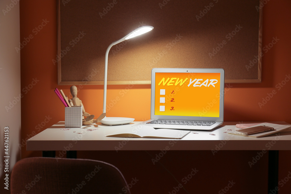 办公室工作场所屏幕上有新年待办事项的笔记本电脑