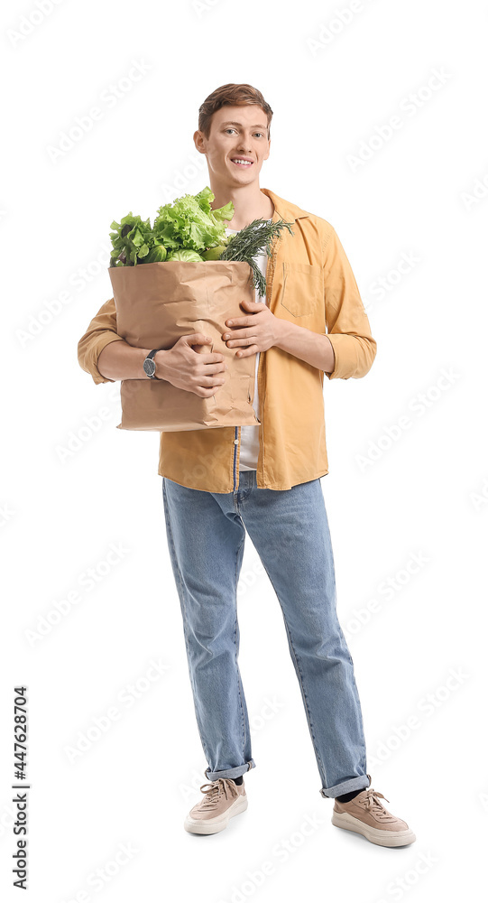 年轻人和白底新鲜蔬菜纸袋