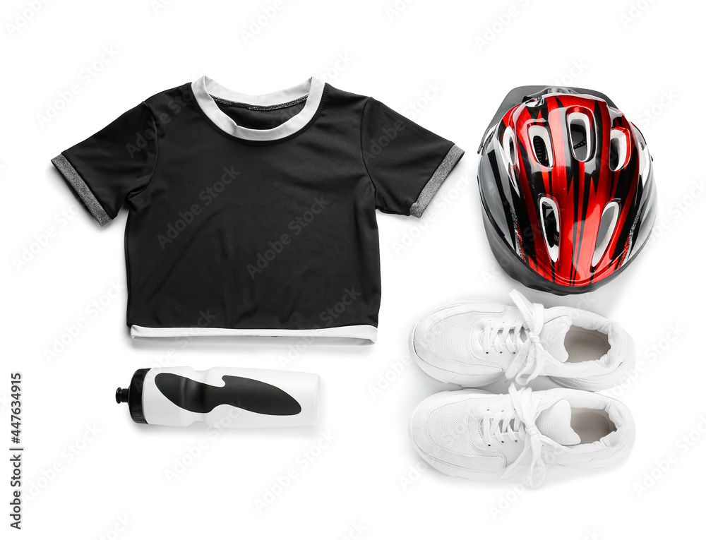 白底运动鞋、水瓶、上衣和自行车头盔