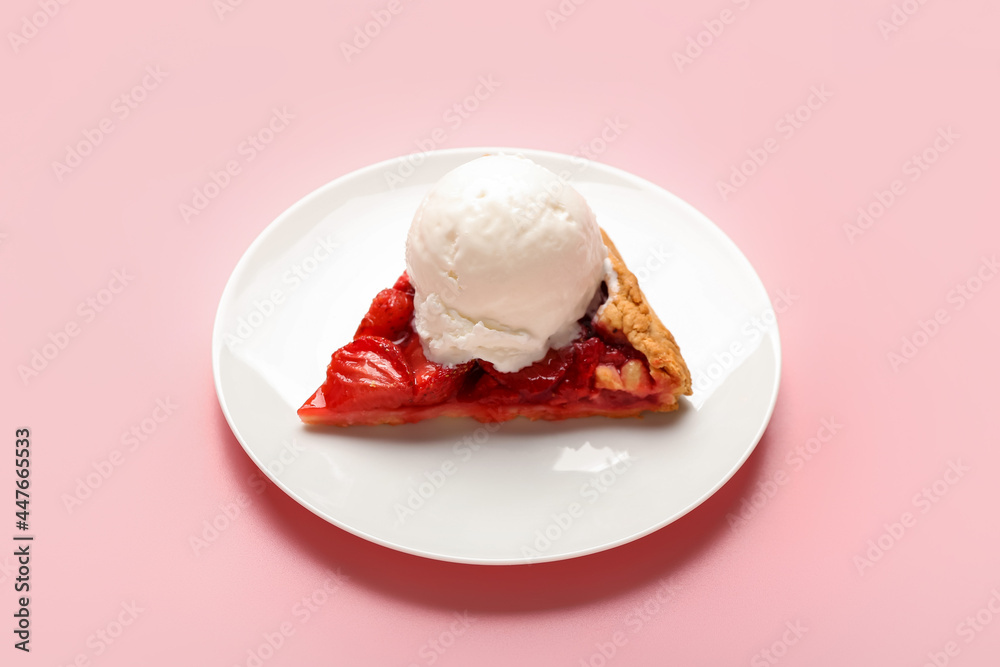 一盘美味的草莓派，背景是冰淇淋