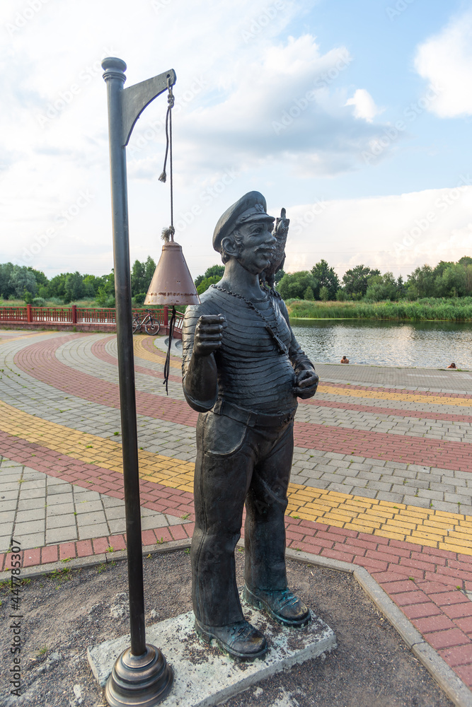 雕塑水手长。堤岸，科布林，白俄罗斯