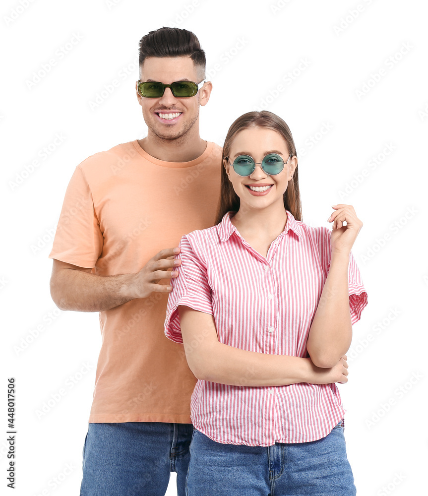 一对年轻夫妇戴着时尚的白底太阳镜