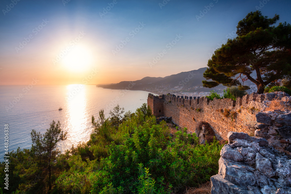 日落时阿拉尼亚山丘上的美丽城堡。土耳其