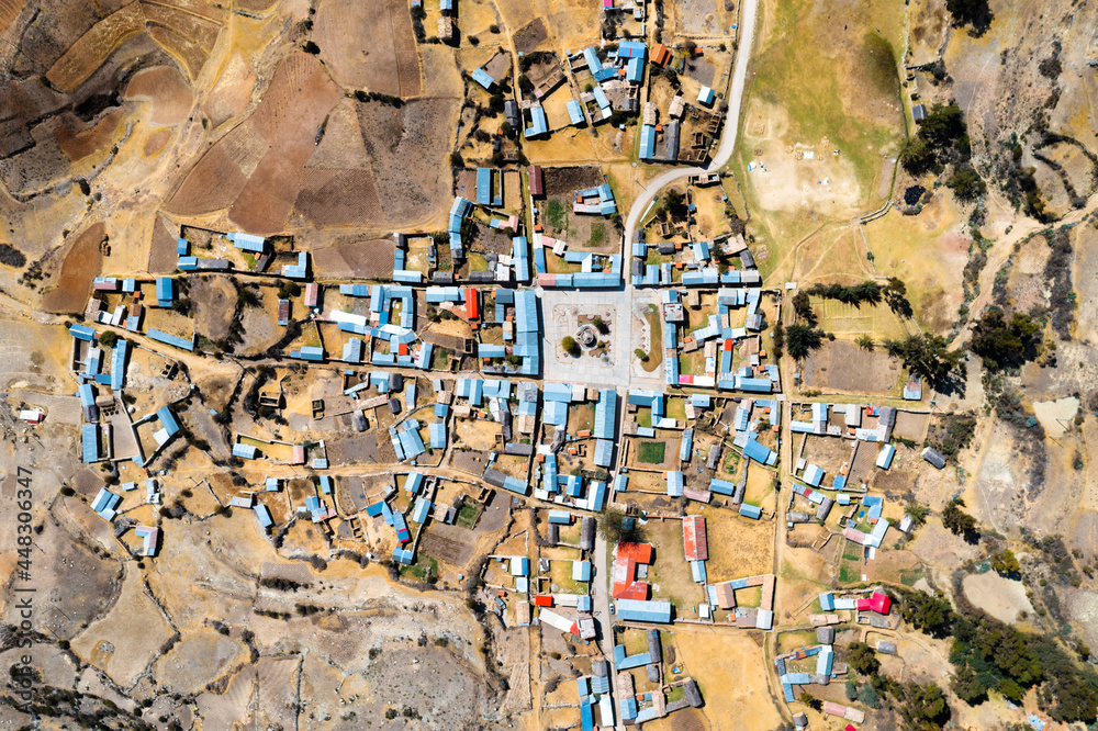 秘鲁安第斯山脉村庄鸟瞰图