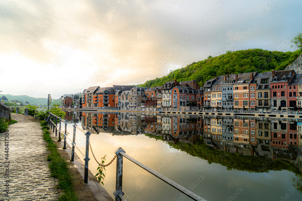 城市Dinant togheter与Meuse河或Maas河的Toeristic图片。美丽的云彩，阳光