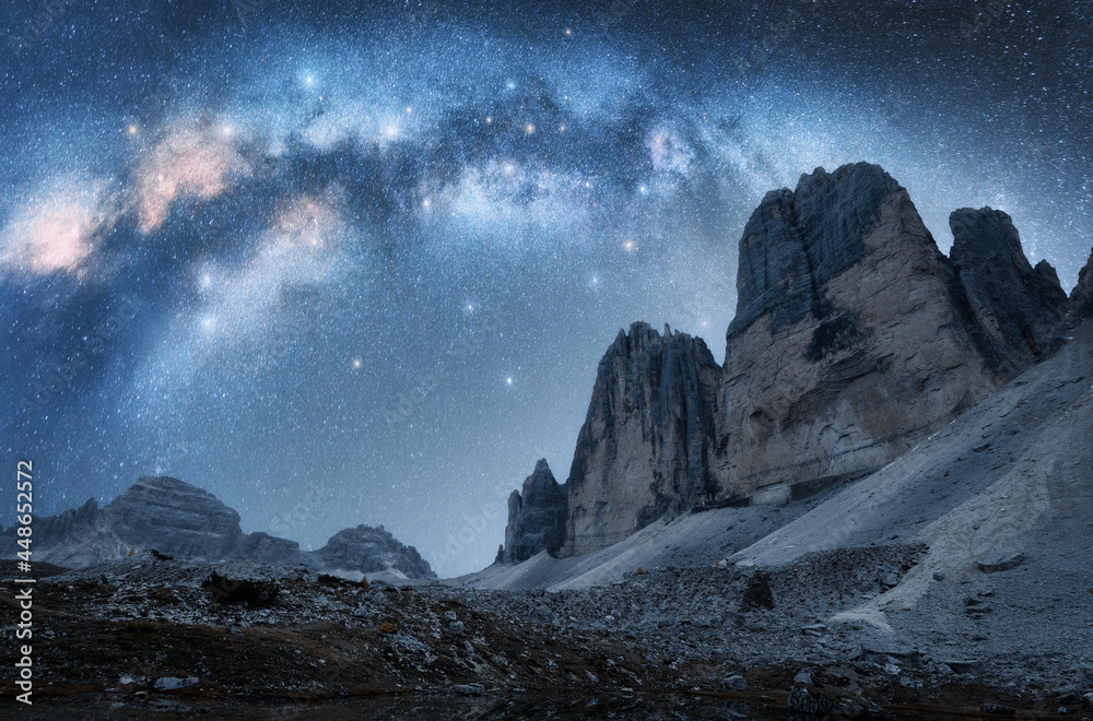 银河拱门和山峰在夏天的夜晚。美丽的风景，带拱形的蓝天