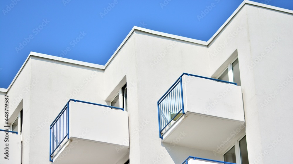 带有大窗户的住宅楼的现代白色立面。现代设计混凝土建筑的视图