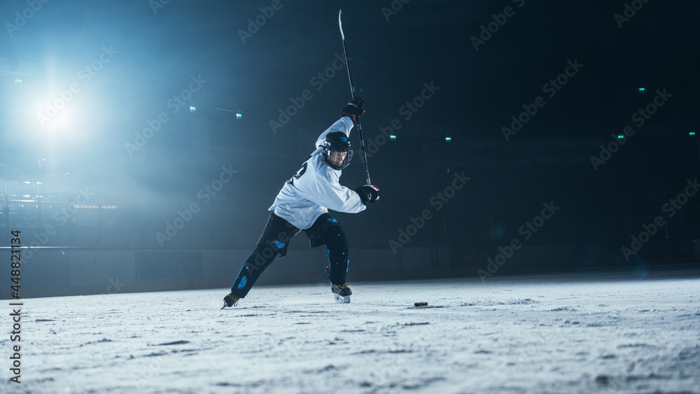 冰球场：职业选手独自训练。滑冰、用棍子运球、击球