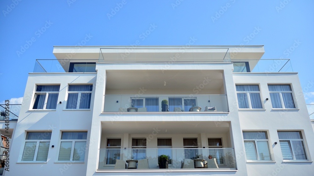 一栋带大窗户的住宅楼的现代白色立面。现代设计的混凝土a视图