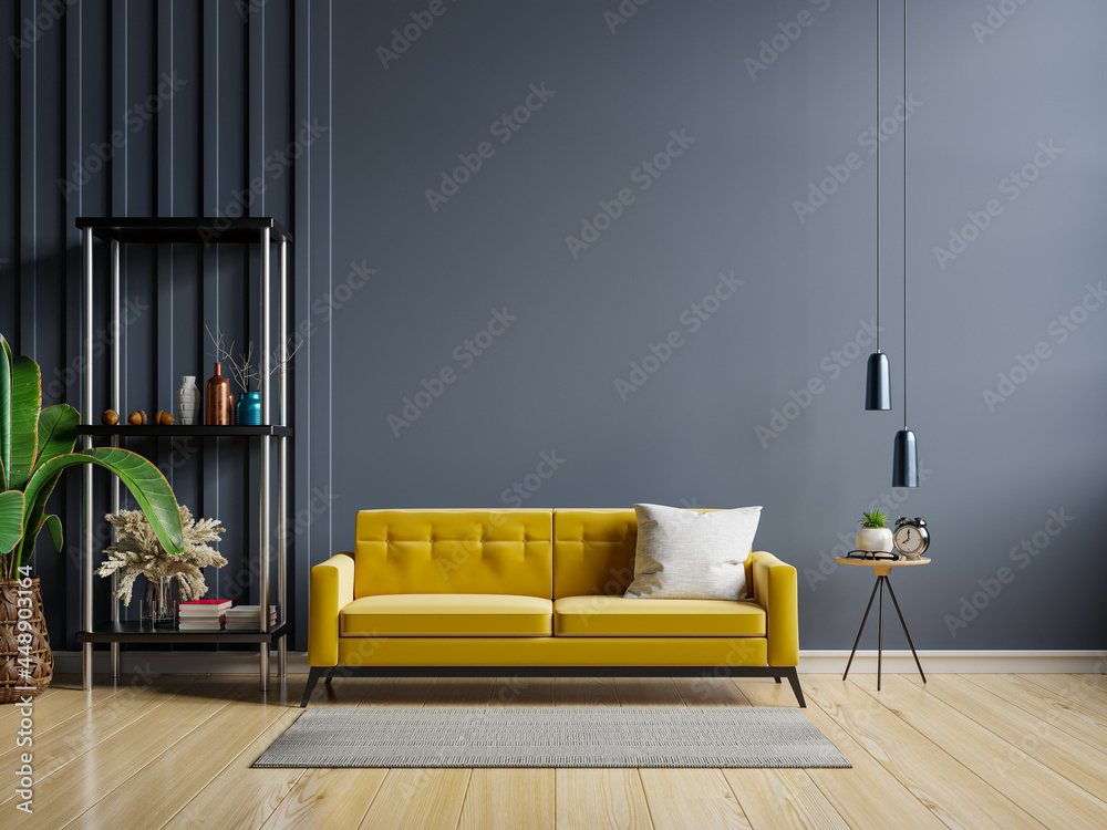 客厅内部的黄色沙发和一张木桌，带有植物，深蓝色墙壁。