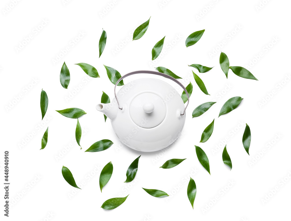 白底茶壶和绿茶叶