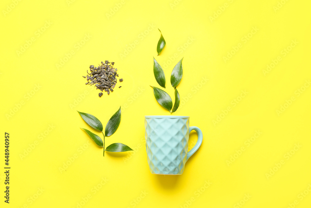 杯子、干茶和彩色背景的绿叶