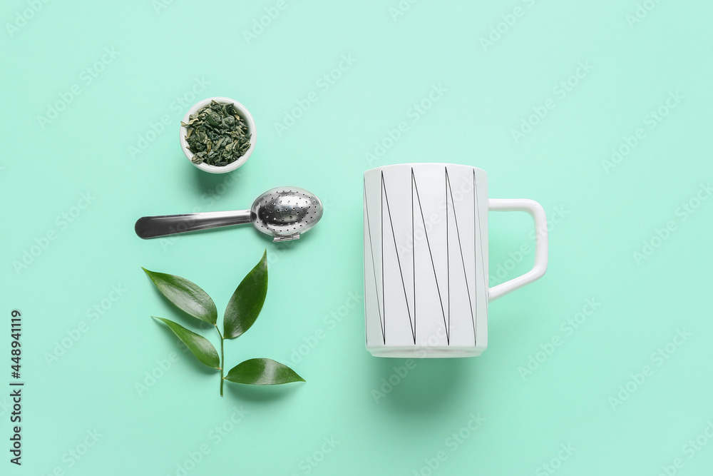 以杯子、干茶和绿叶为背景的成分