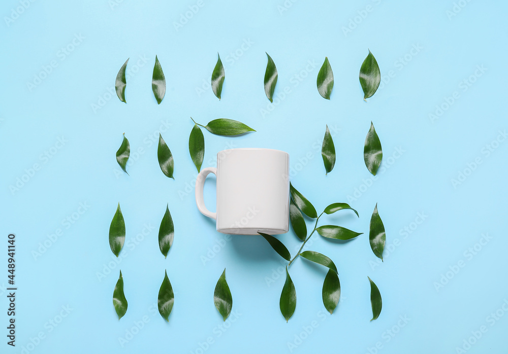 彩色背景的杯形绿茶叶