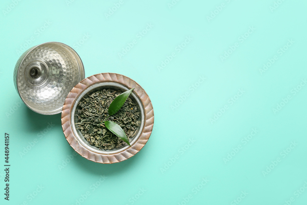 金属碗，颜色背景为干绿茶