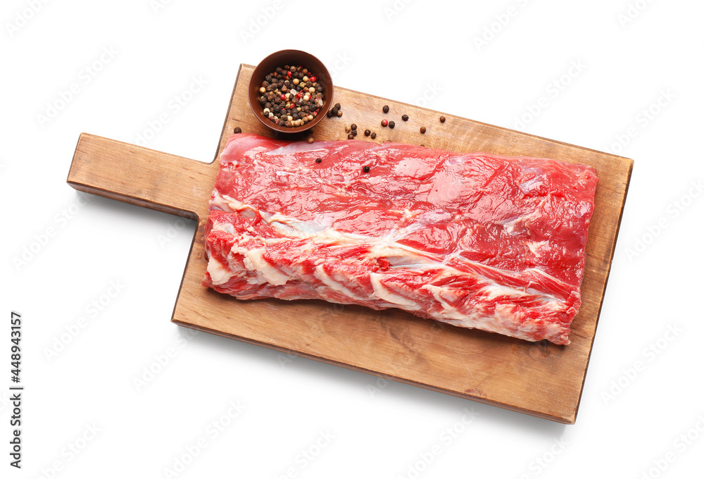 木板，白底生牛胸肉和香料