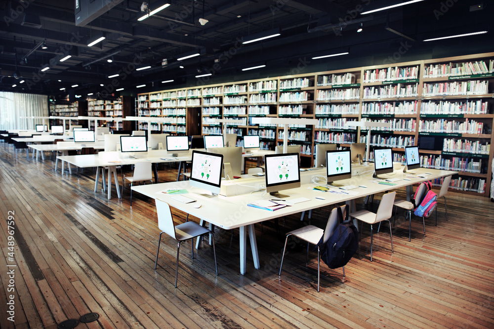 带电脑供学生使用的现代图书馆