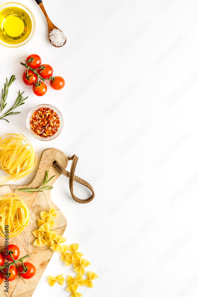 意大利面配料与番茄、橄榄油香料的平摊