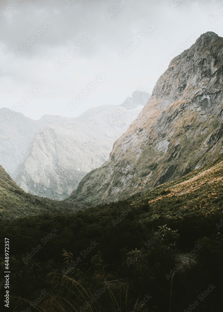 新西兰米尔福德湾美丽的山脉