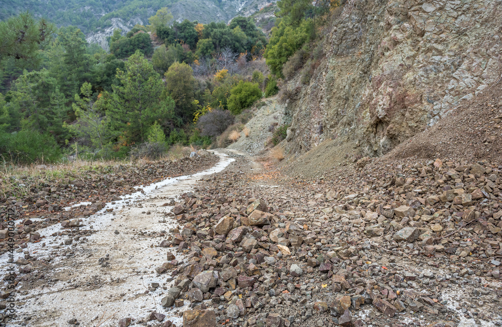 落石危险。塞浦路斯山区乡村道路被落石堵塞