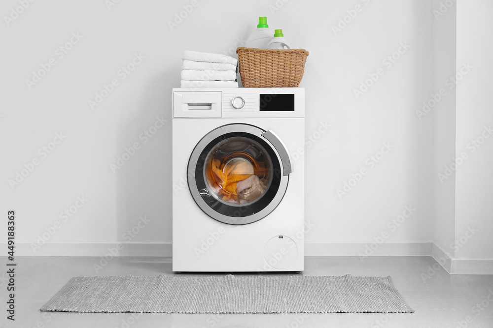 现代洗衣机，洗衣房靠近浅色墙壁