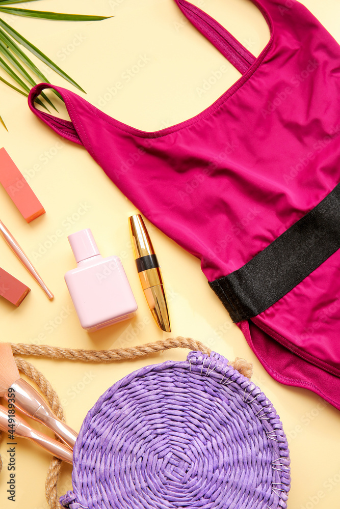 时尚的泳衣、包包和化妆品，彩色背景，特写