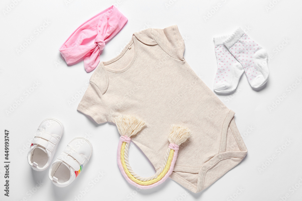 白色背景的婴儿衣服、玩具、鞋子和头带