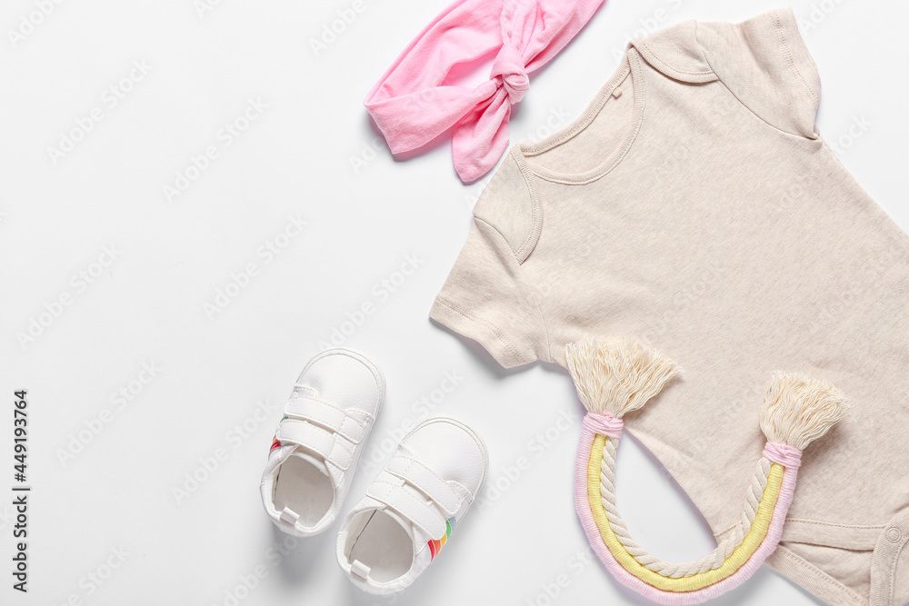 白色背景上的婴儿服装、玩具、鞋子和头带