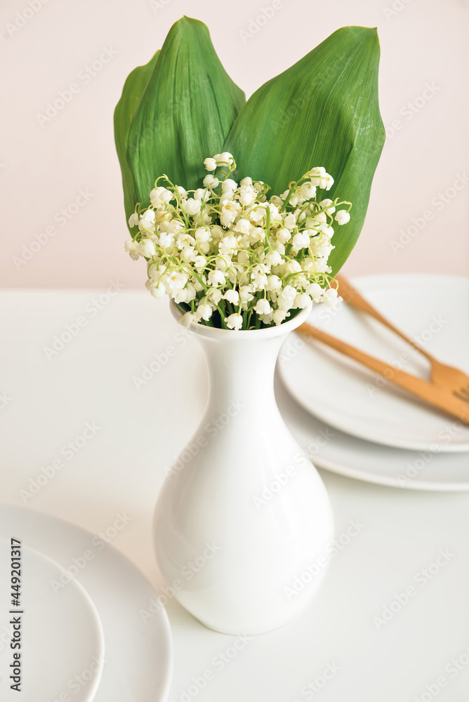 餐桌上的铃兰花瓶