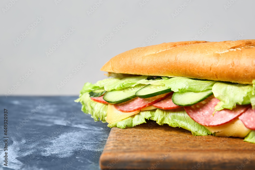 彩色背景上有美味三明治的木板，特写