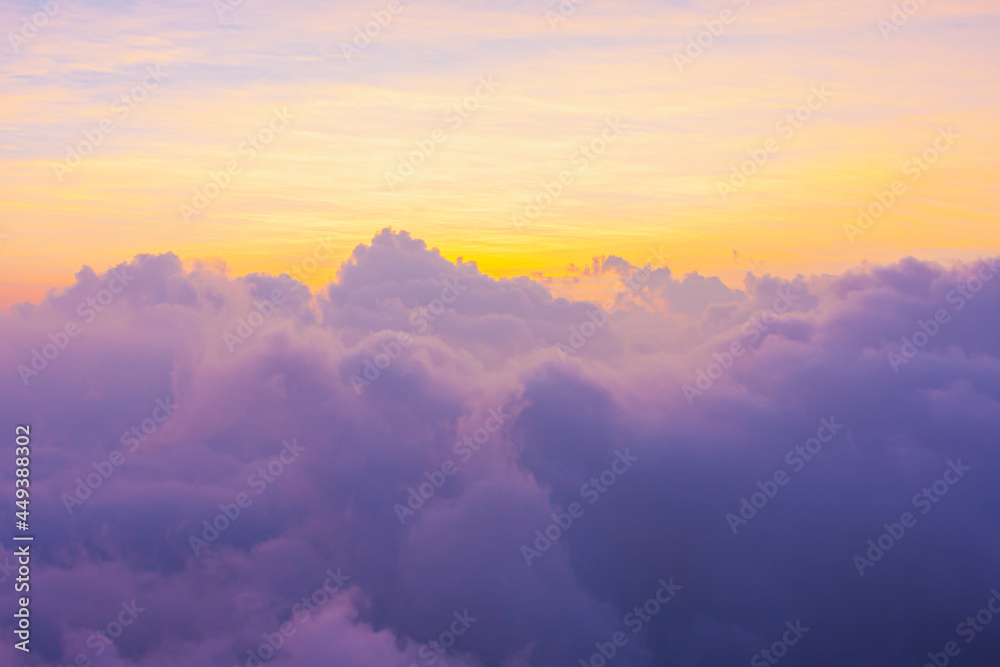 日出或日落时太阳的美丽金色阳光，山顶上有柔软的紫色云层