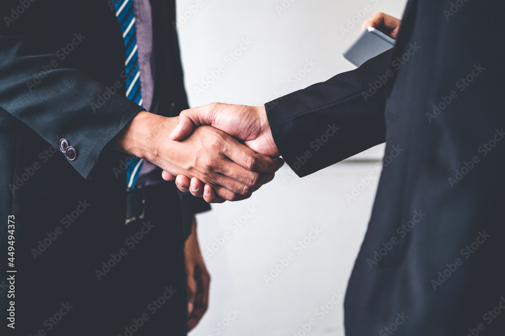 商务人士协议概念。商务人士在办公室与另一位商务人士握手