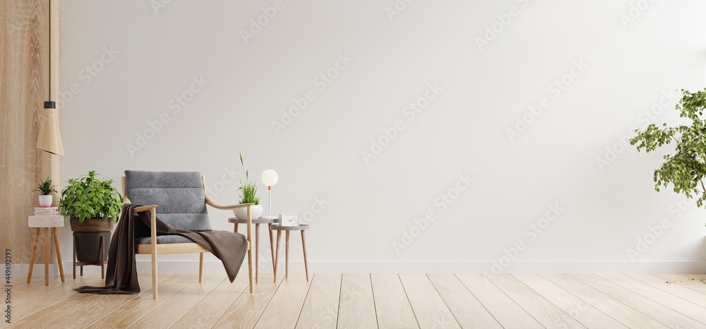 客厅的极简主义室内设计，白墙上有扶手椅和桌子。