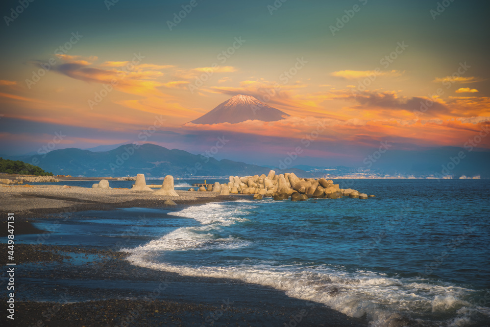 日本静冈县松原三户市日落时的富士山海滩