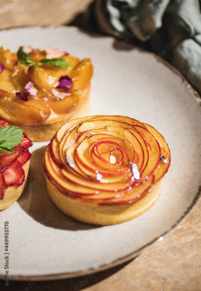 用新鲜草莓、桃和杏装饰的自制馅饼甜点