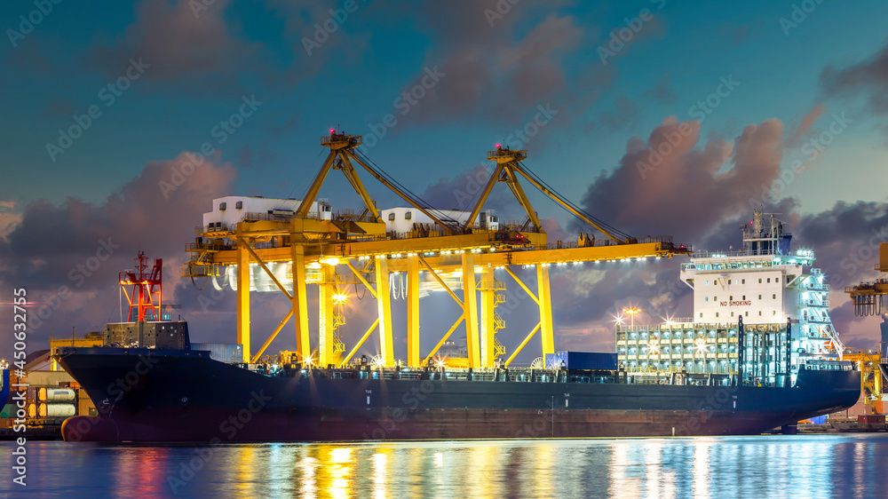 集装箱码头集装箱船夜间作业，工业集装箱货运船作业