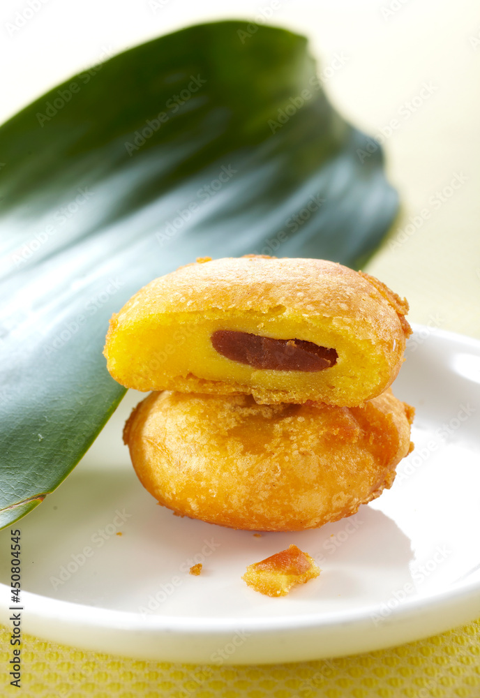 Delicious desserts, fried red bean cake
